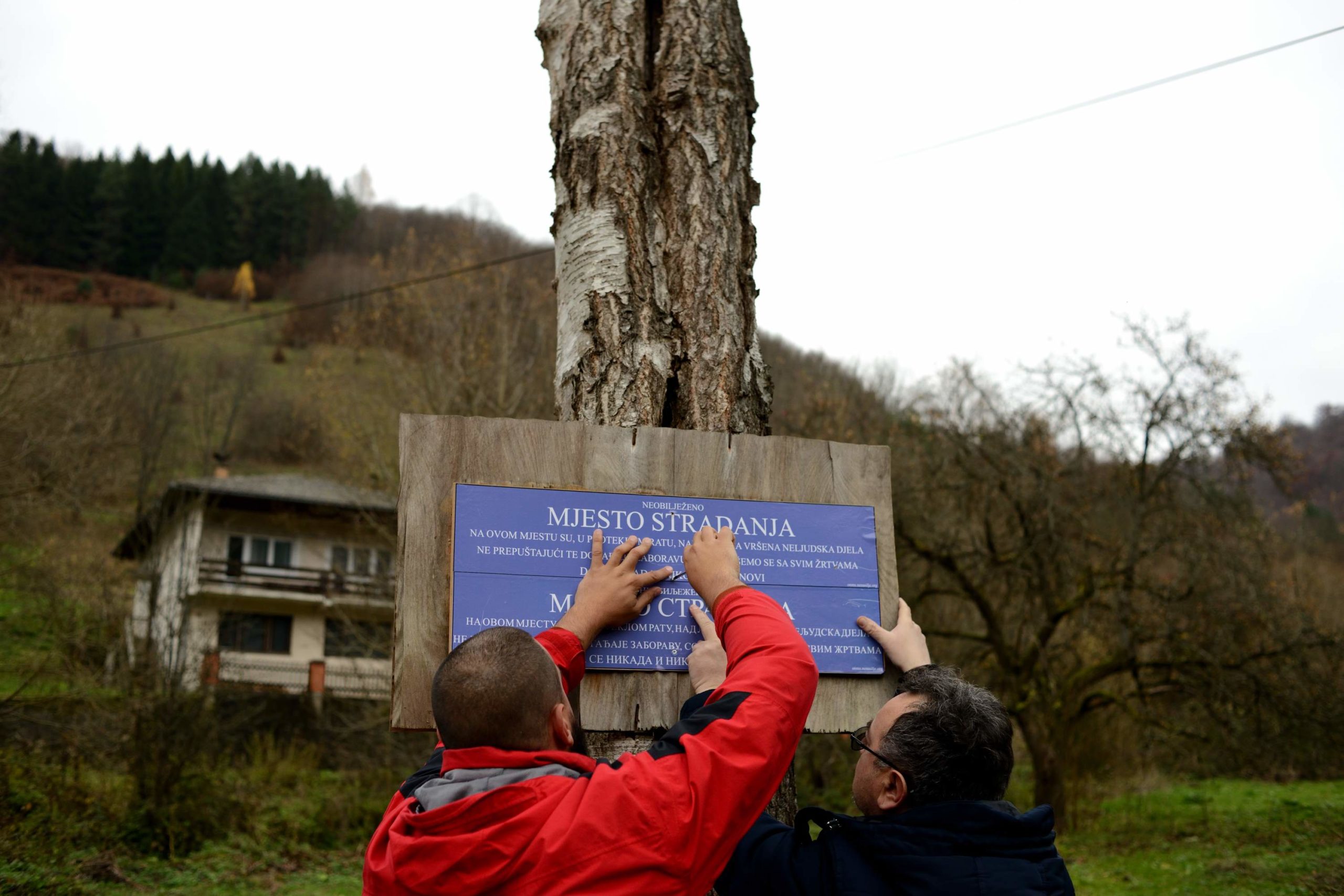 Reportaža TV Justice (BIRN BiH) o obilježavanju neobilježenih mjesta stradanja: Put ka zdravom sjećanju